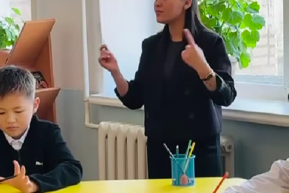 Мектебімізде 06-15 қазан аралығында «Өзіңді түсіну—мықты болу» ұранымен «Өзіңе қамқорлық—болашаққа деген қамқорлық» атты психикалық денсаулық онкүндігі аясында жоспарға сәйкес логопед-дефектолог А.А.Сейіт «Дос болайық» жобасы негізінде сыныптағы қарым- қа